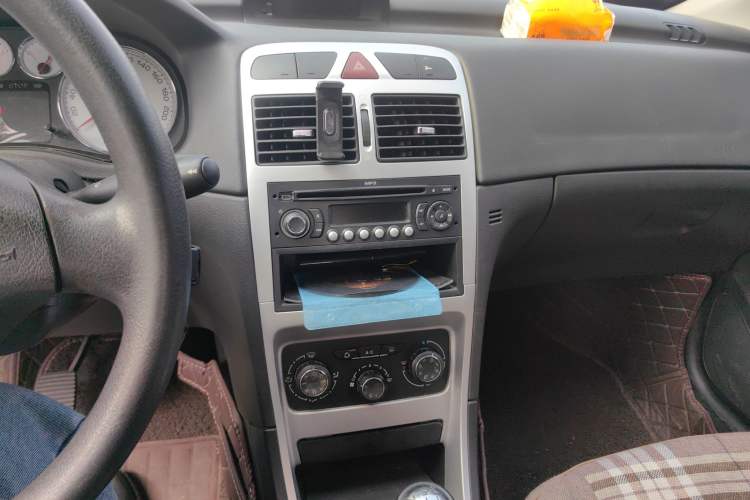 Used Peugeot 307 2013 Hatchback 1.6L Manual Comfort Edition Audio And AC Panel