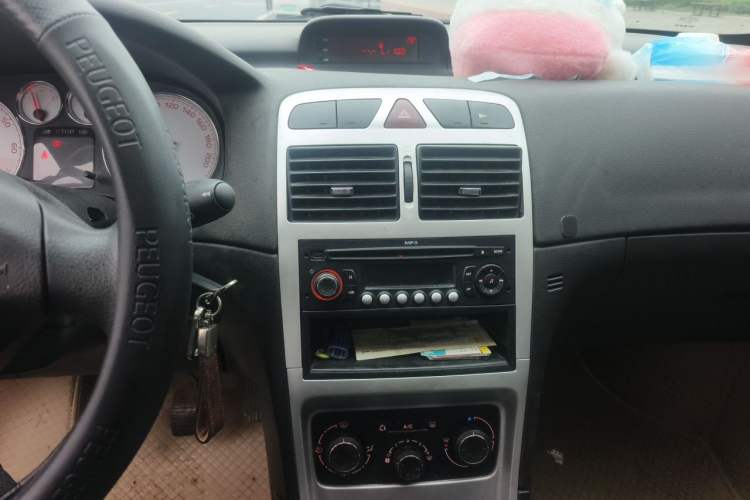 Used Peugeot 307 2013 Hatchback 1.6L Manual Comfort Edition Audio And AC Panel