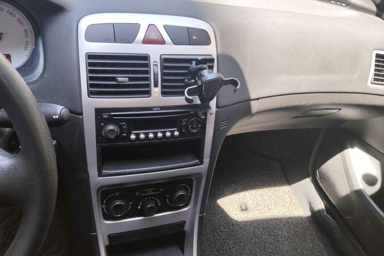 Used Peugeot 307 2013 Hatchback 1.6L Manual Comfort Edition Audio And AC Panel