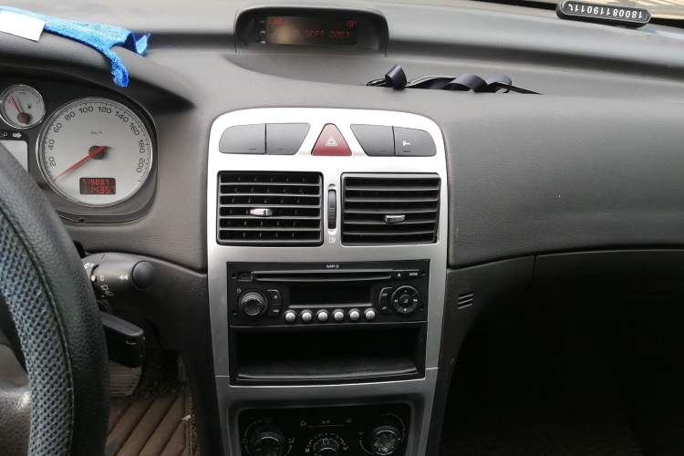 Used Peugeot 307 2013 Hatchback 1.6L Manual Comfort Edition Audio And AC Panel