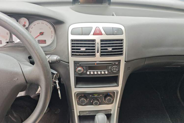 Used Peugeot 307 2013 Hatchback 1.6L Automatic Comfort Edition Audio And AC Panel
