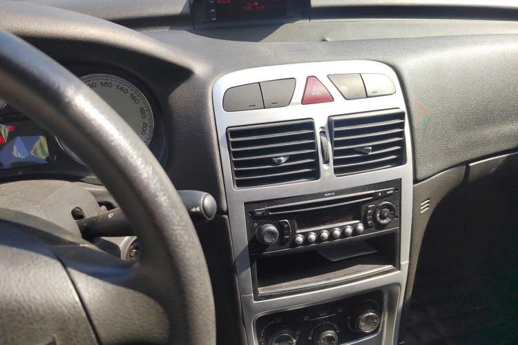 Used Peugeot 307 2013 Hatchback 1.6L Automatic Comfort Edition Audio And AC Panel