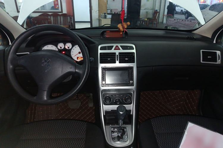 Used Peugeot 307 2013 Hatchback 1.6L Automatic Comfort Edition Center Console