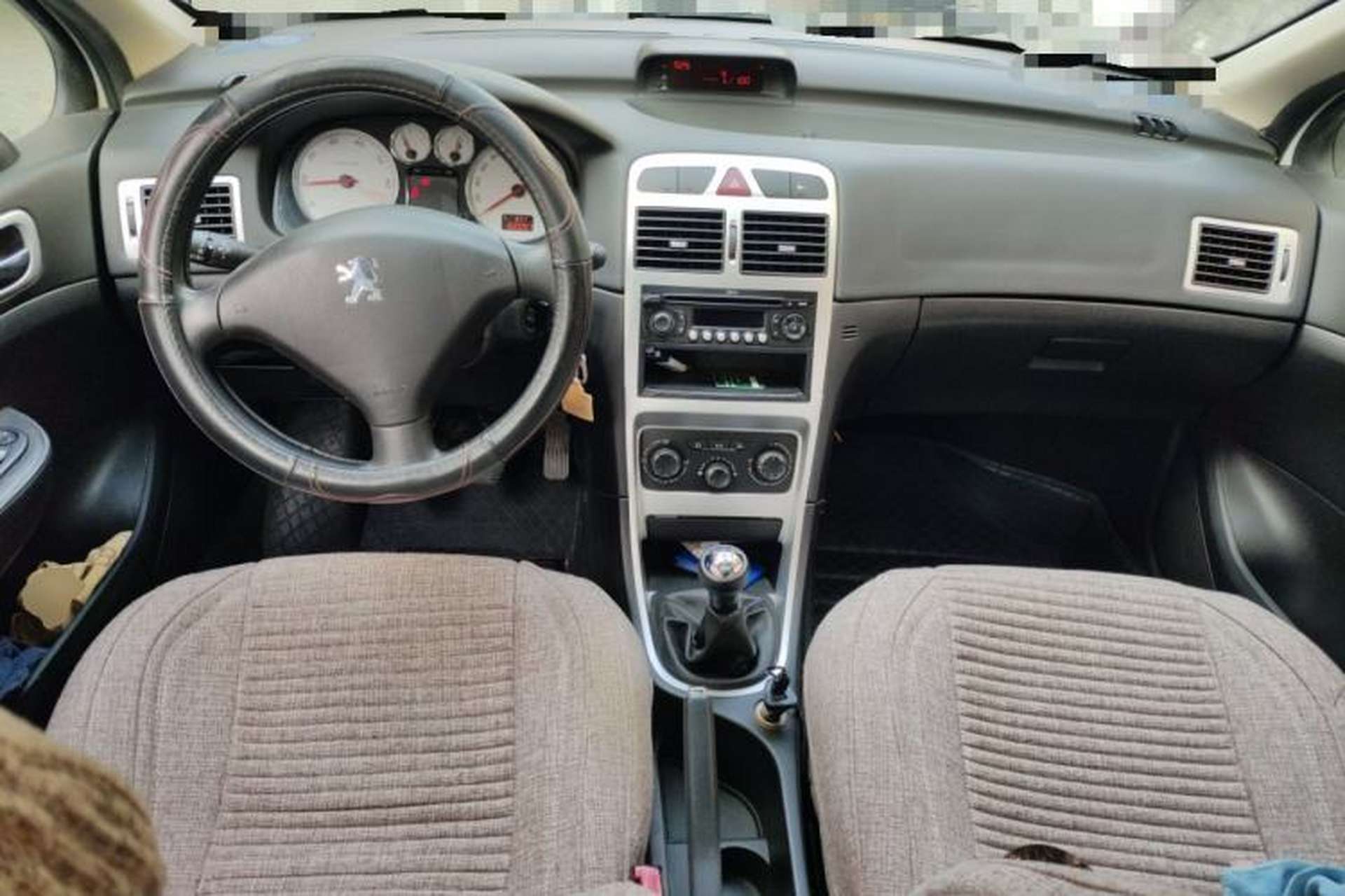 Used Peugeot 307 2013 Hatchback 1.6L Manual Comfort Edition Center Console
