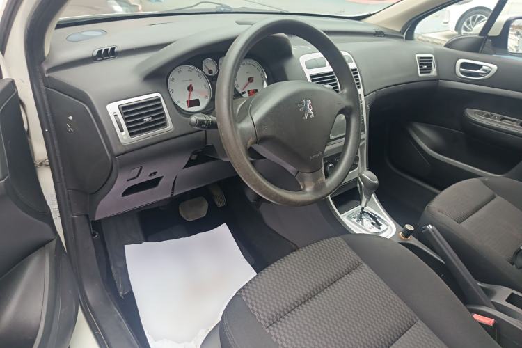 Used Peugeot 307 2013 1.6L Automatic CROSS Center Console