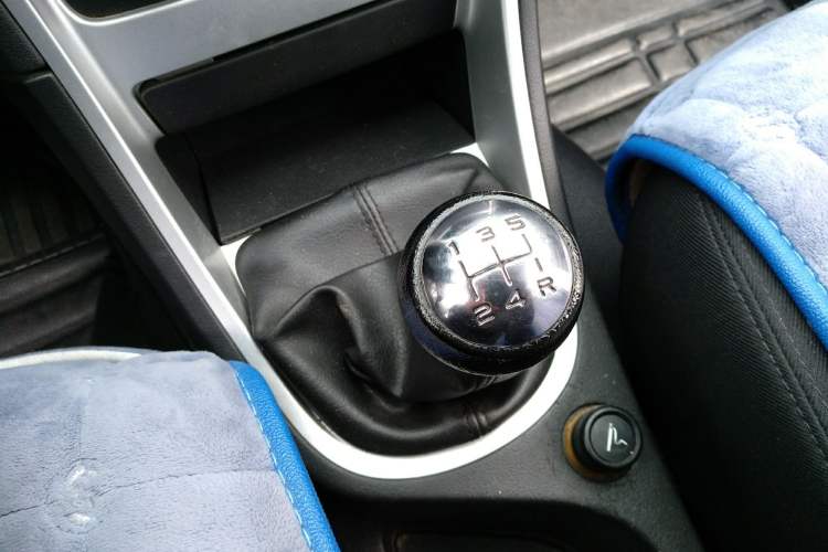 Used Peugeot 307 2013 Hatchback 1.6L Manual Comfort Edition Gear Lever