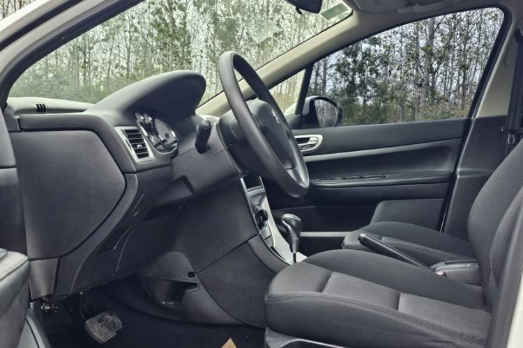 Used Peugeot 307 2013 Hatchback 1.6L Automatic Comfort Edition Interior 3
