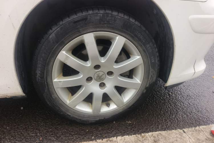 Used Peugeot 307 2013 Hatchback 1.6L Manual Comfort Edition Right Front Wheel Hub