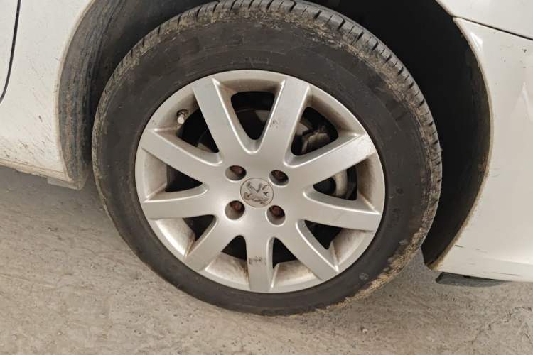Used Peugeot 307 2013 Hatchback 1.6L Manual Comfort Edition Right Front Wheel Hub
