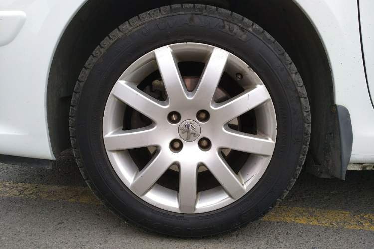 Used Peugeot 307 2013 Hatchback 1.6L Manual Comfort Edition Right Front Wheel Hub