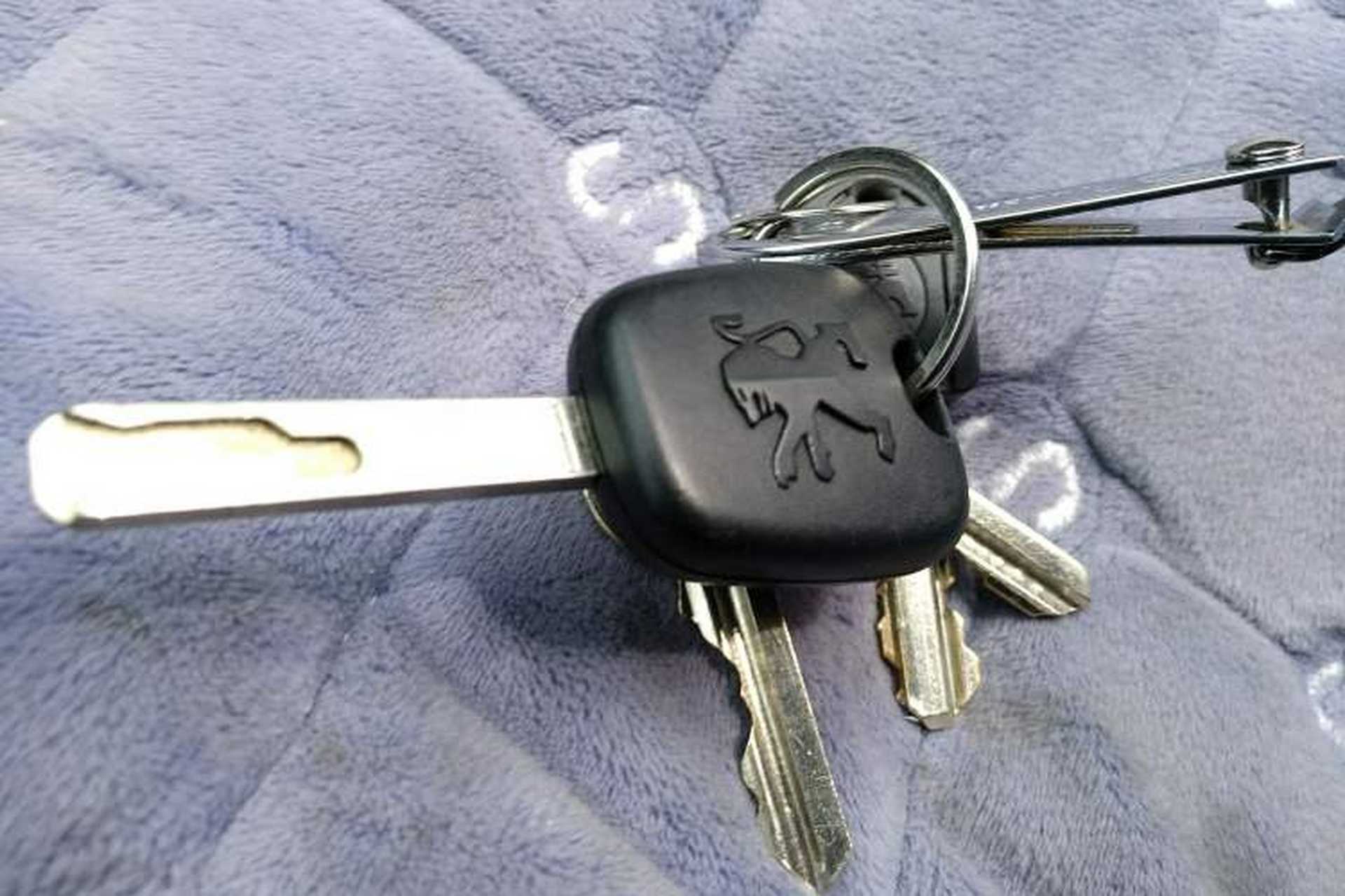Used Peugeot 307 2013 Hatchback 1.6L Manual Comfort Edition Vehicle Key