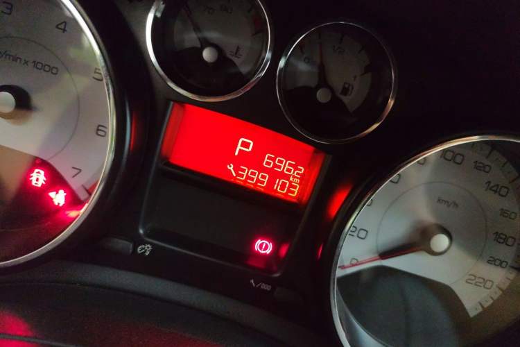 Used Peugeot 308 2013 1.6L Automatic Fashion Model Odometer Close Up