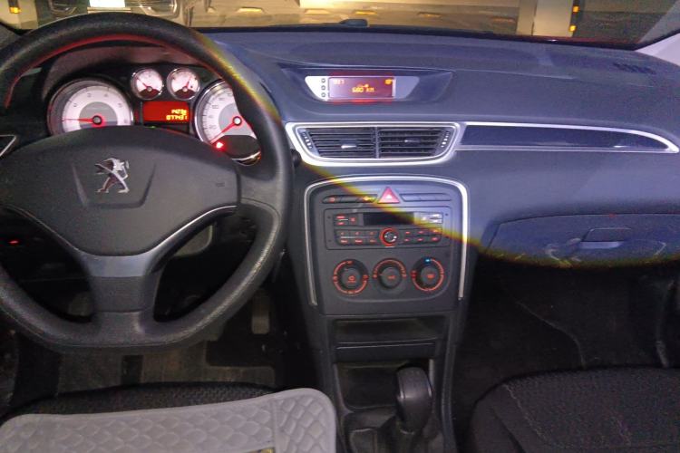 Used Peugeot 308 2013 1.6L Manual YouShang Model Center Console