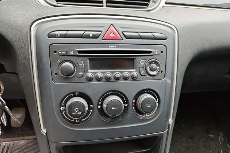 Used Peugeot 308 2013 1.6L Manual YouShang Model Audio And AC Panel