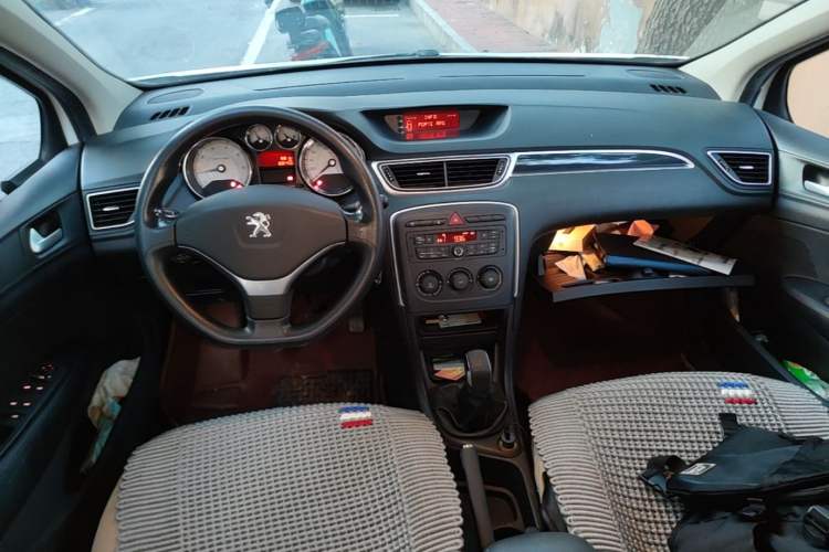 Used Peugeot 308 2013 1.6L Manual YouShang Model Center Console