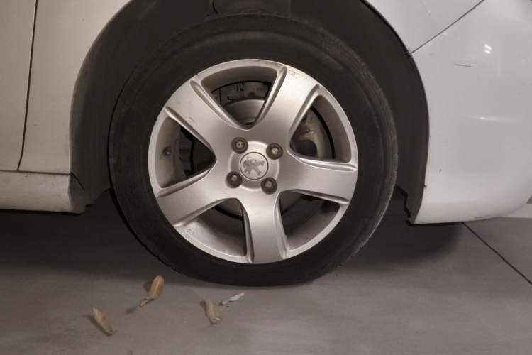 Used Peugeot 308 2013 1.6L Manual YouShang Model CNG Right Front Wheel Hub