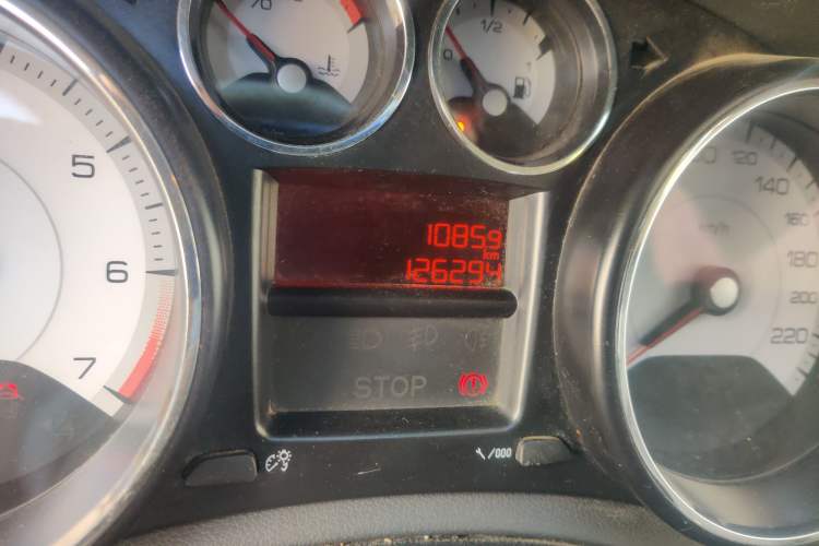 Used Peugeot 308 2014 Enjoy Edition Classic 1.6L Manual YouShang Model Odometer Close Up