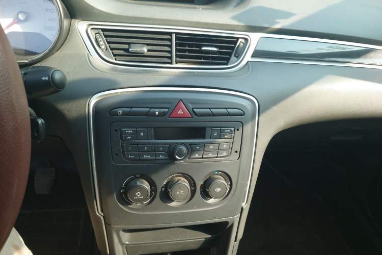 Used Peugeot 308 2014 Enjoy Edition Classic 1.6L Manual YouShang Model Audio And AC Panel