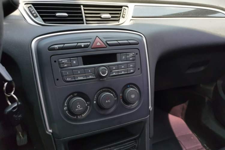 Used Peugeot 308 2014 Enjoy Edition Classic 1.6L Manual YouShang Model Audio And AC Panel