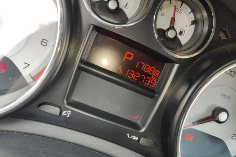Used Peugeot 308 2014 Enjoyment Edition Classic 1.6L Automatic Fashion Model Odometer Close Up