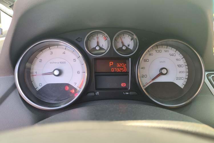 Used Peugeot 308 2014 Enjoyment Edition Classic 1.6L Automatic Fashion Model Odometer Close Up