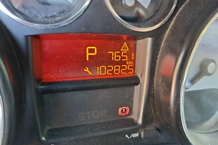 Used Peugeot 308 2014 Enjoyment Edition Classic 1.6L Automatic Fashion Model Odometer Close Up