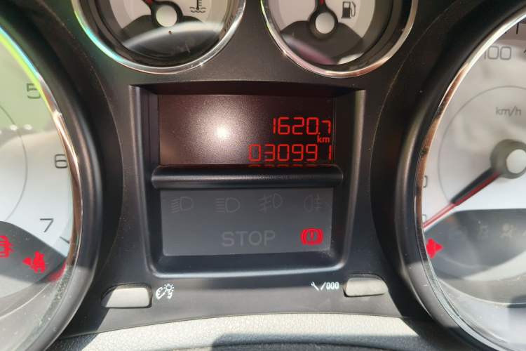 Used Peugeot 308 2014 Enjoy Edition Classic 1.6L Manual YouShang Model Odometer Close Up