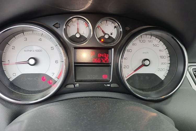 Used Peugeot 308 2014 Enjoyment Edition Classic 1.6L Automatic Fashion Model Odometer Close Up