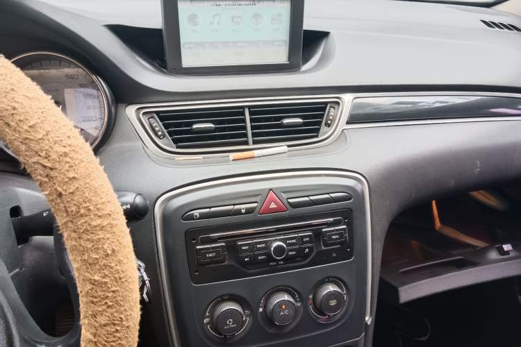 Used Peugeot 308 2014 Enjoy Edition Classic 1.6L Manual YouShang Model Audio And AC Panel