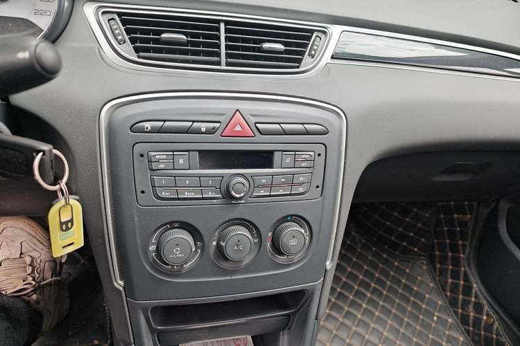 Used Peugeot 308 2014 Enjoy Edition Classic 1.6L Manual YouShang Model Audio And AC Panel