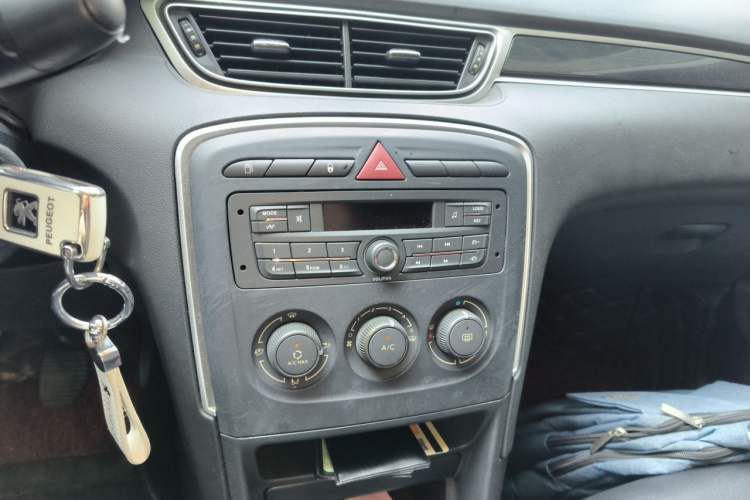 Used Peugeot 308 2014 Enjoy Edition Classic 1.6L Manual YouShang Model Audio And AC Panel