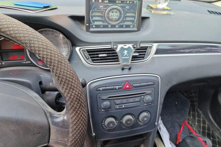 Used Peugeot 308 2014 Enjoy Edition Classic 1.6L Manual YouShang Model Audio And AC Panel