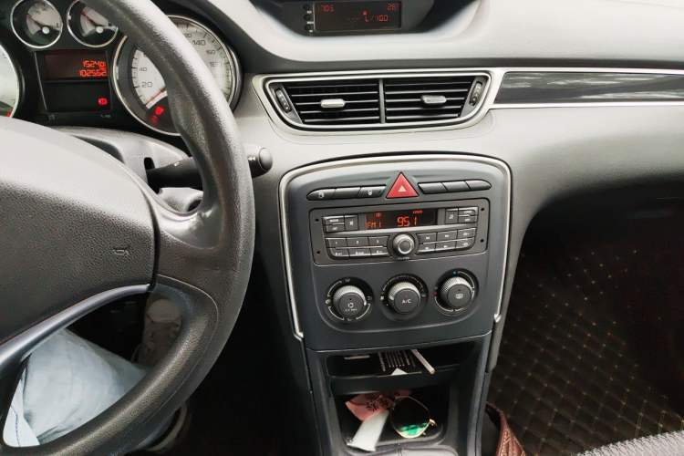 Used Peugeot 308 2014 Enjoy Edition Classic 1.6L Manual YouShang Model Audio And AC Panel