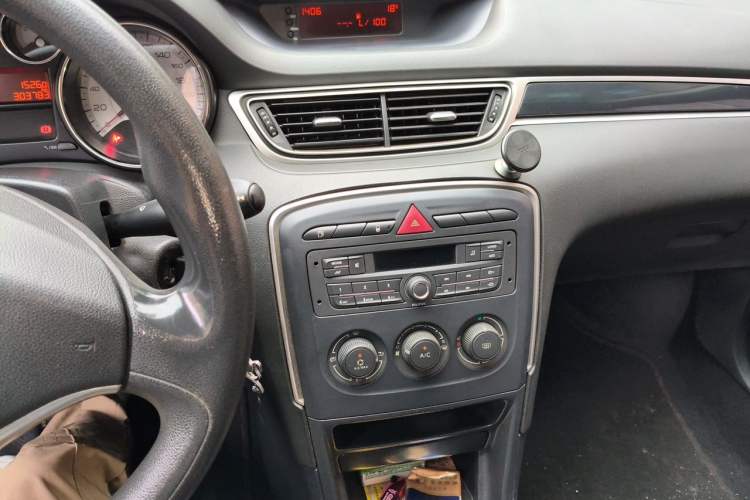 Used Peugeot 308 2014 Enjoy Edition Classic 1.6L Manual YouShang Model Audio And AC Panel