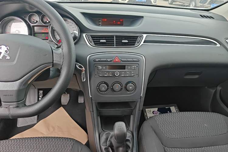 Used Peugeot 308 2014 Enjoy Edition Classic 1.6L Manual YouShang Model Audio And AC Panel