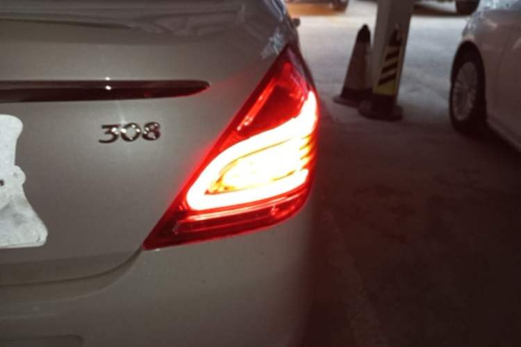 Used Peugeot 308 2014 Enjoyment Edition Classic 1.6L Automatic Fashion Model Exterior 3