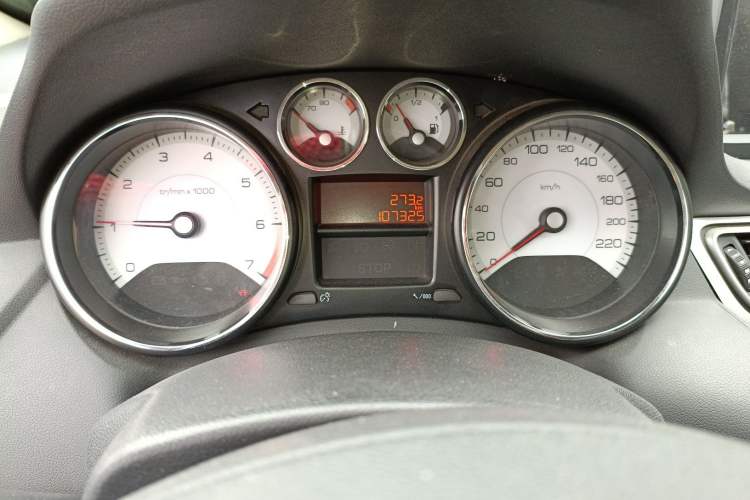 Used Peugeot 308 2014 Enjoy Edition Classic 1.6L Manual YouShang Model Odometer Close Up