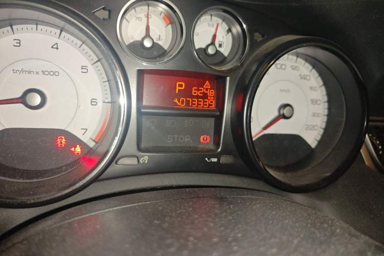 Used Peugeot 308 2014 Enjoyment Edition Classic 1.6L Automatic Fashion Model Odometer Close Up