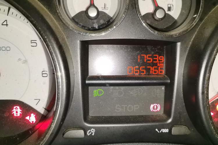 Used Peugeot 308 2014 Enjoy Edition Classic 1.6L Manual YouShang Model Odometer Close Up