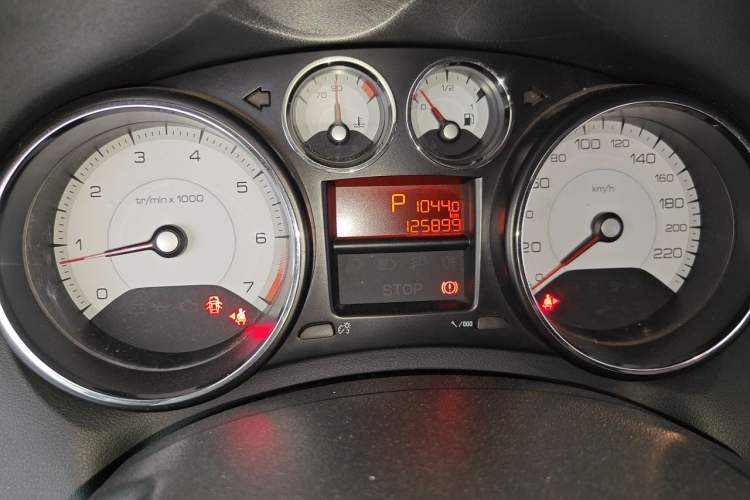 Used Peugeot 308 2014 Enjoyment Edition Classic 1.6L Automatic Fashion Model Odometer Close Up