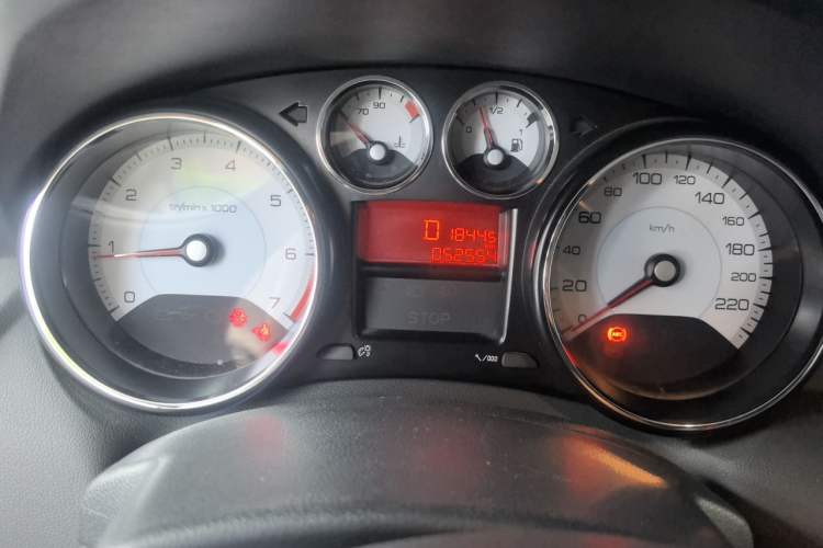 Used Peugeot 308 2014 Enjoyment Edition Classic 1.6L Automatic Fashion Model Odometer Close Up