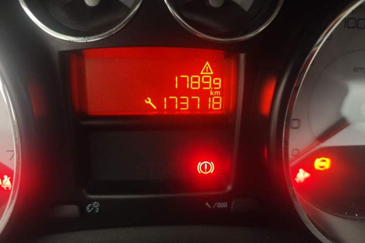 Used Peugeot 308 2014 Enjoy Edition Classic 1.6L Manual YouShang Model Odometer Close Up