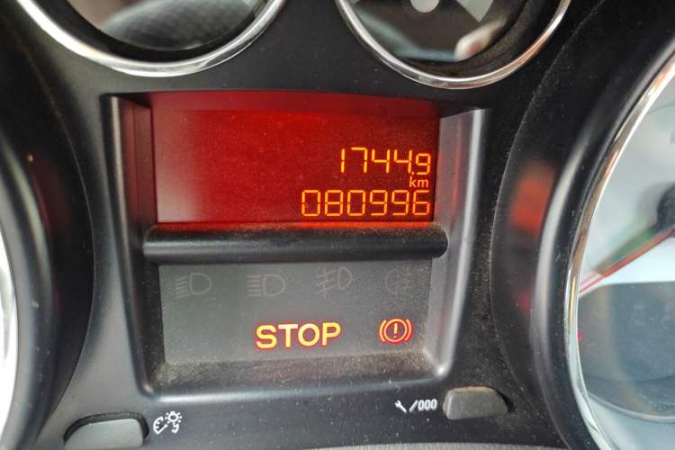 Used Peugeot 308 2014 Enjoy Edition Classic 1.6L Manual YouShang Model Odometer Close Up
