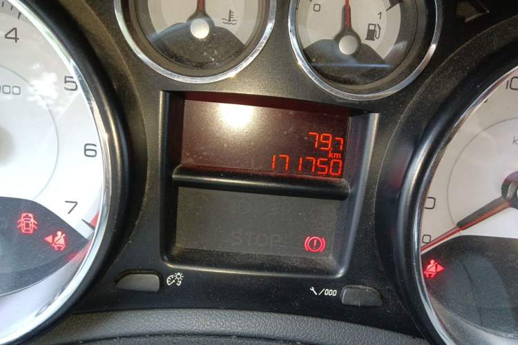 Used Peugeot 308 2014 Enjoy Edition Classic 1.6L Manual YouShang Model Odometer Close Up