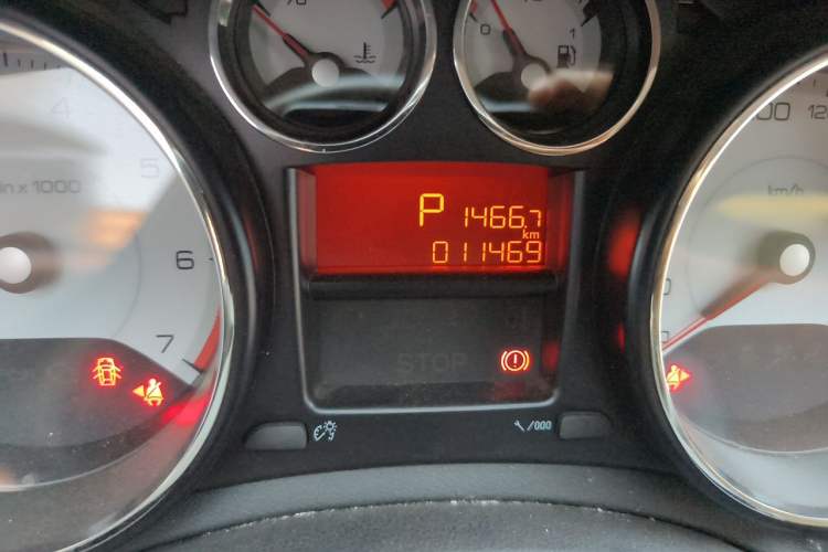Used Peugeot 308 2014 Enjoyment Edition Classic 1.6L Automatic Fashion Model Odometer Close Up
