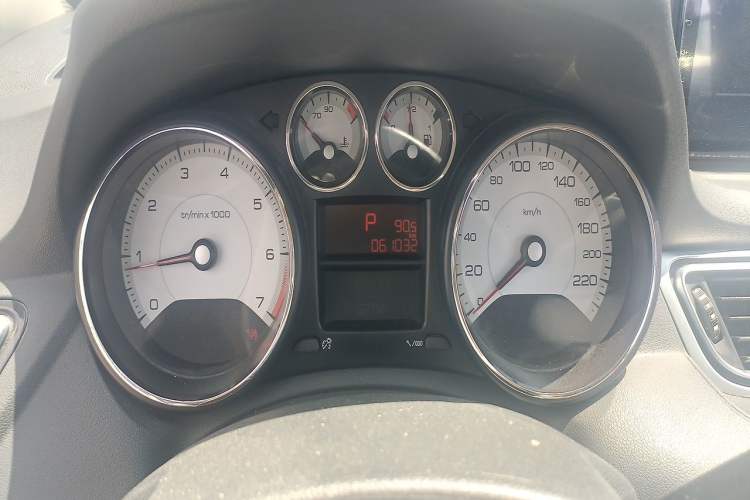 Used Peugeot 308 2014 Enjoyment Edition Classic 1.6L Automatic Fashion Model Odometer Close Up