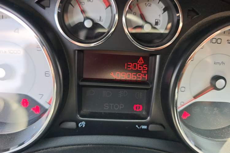 Used Peugeot 308 2014 Enjoy Edition Classic 1.6L Manual YouShang Model Odometer Close Up