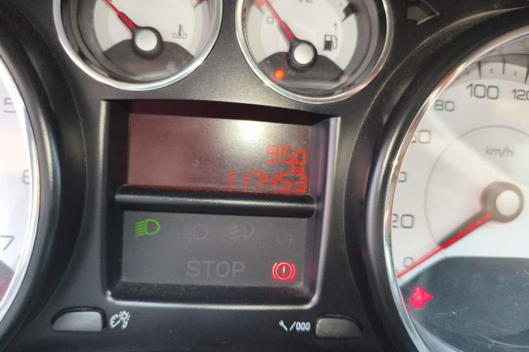 Used Peugeot 308 2014 Enjoy Edition Classic 1.6L Manual YouShang Model Odometer Close Up