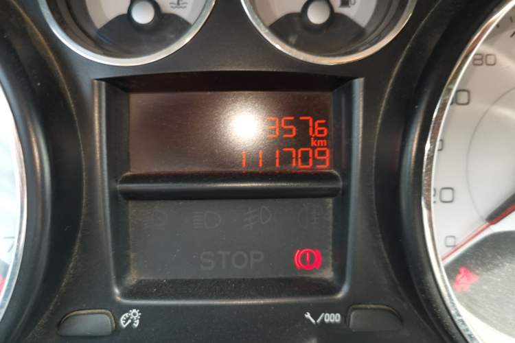 Used Peugeot 308 2014 Enjoy Edition Classic 1.6L Manual YouShang Model Odometer Close Up