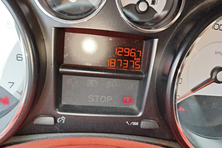 Used Peugeot 308 2014 Enjoy Edition Classic 1.6L Manual YouShang Model Odometer Close Up